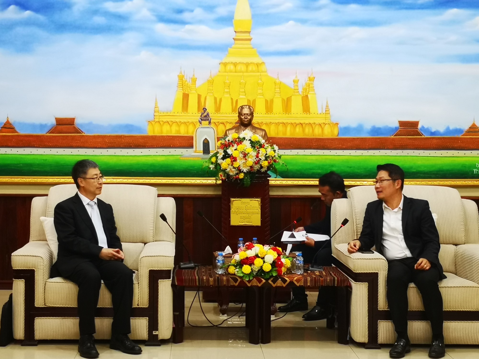 李杰副会长会见老挝人民革命党中央对外联络部副部长瓦拉赛·凌沙瓦